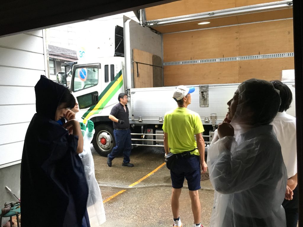 雨具を着て