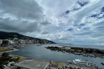 9:40曇/今日は雨の予報ですが、雲の切れ間は青空です。