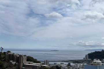朝降っていた雨は止み、晴れました。湿度高めです。