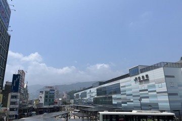 日差しが暑く、湿度も高めです。水分補給をしましょう。