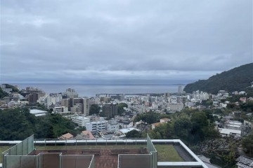 雨が降ったりやんだりしています。