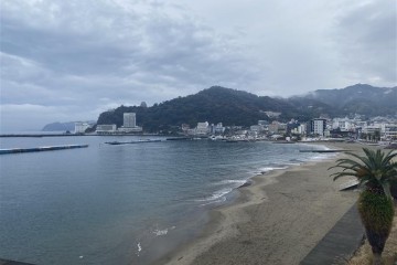 小雨が降ったり止んだりしています。