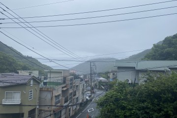 ９：００　雨がパラパラ降っています。