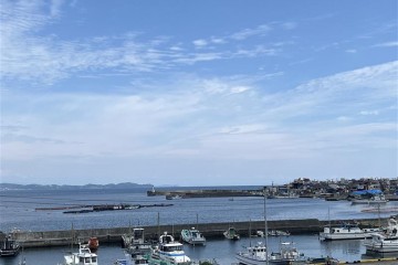雲が多いですが、青空が広がっています。