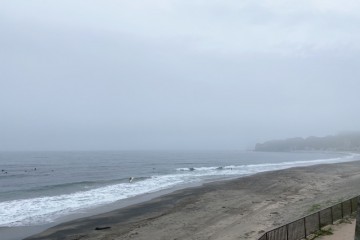 今日も一日、梅雨空になりそうです。<br />
～勝浦市部原海岸より～