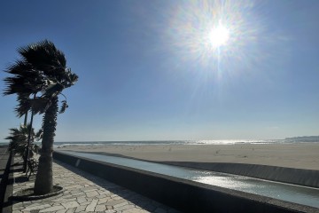 太陽の光の筋と反射された海が綺麗です♪<br />
～御宿海岸より～