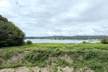 緑と海のコントラストが美しい景色です。<br />
シーフレア勝浦より