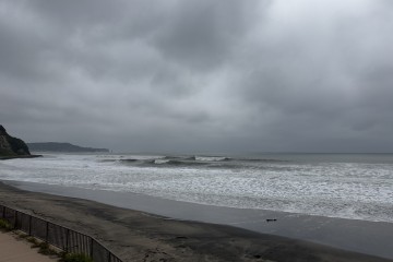 波音が響く、静かで迫力のある海辺です。<br />
勝浦市部原海岸より