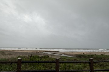 雨風が強く、海も荒れています。<br />
~御宿海岸~