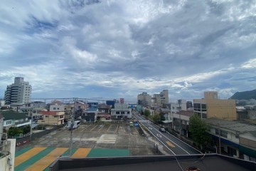 曇りのち雨<br />
また夕方から降りそうです。<br />
傘を忘れずに。