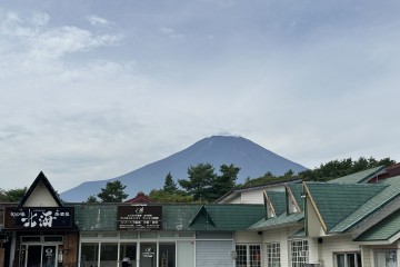 本日は、曇り所により晴れ。気温は28℃です。